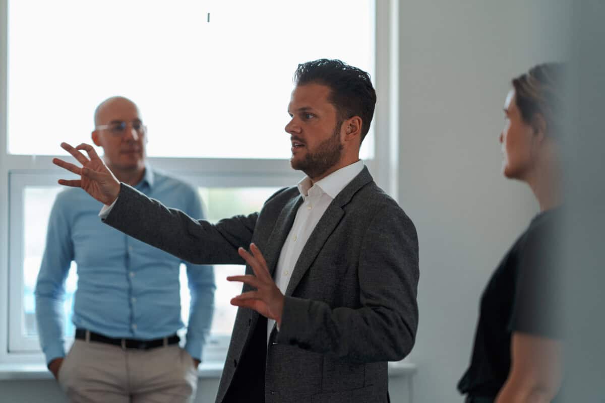 Gruppe af kollegaer i samarbejde