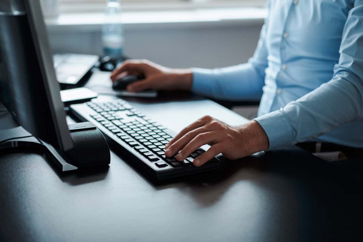 Moderne kontor med IT-medarbejdere i samarbejde